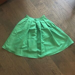 Vintage full green skirt with pockets!